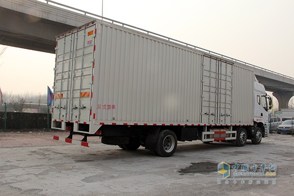 东风柳汽 乘龙 245马力6x2 9.6m厢式载货车