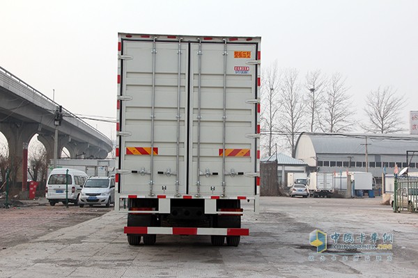 东风柳汽 乘龙 245马力6x2 9.6m厢式载货车