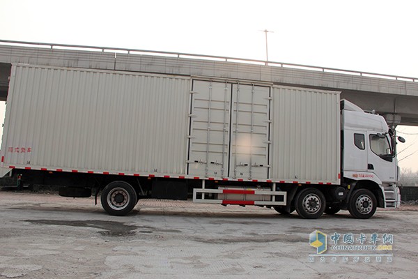 东风柳汽 乘龙 245马力6x2 9.6m厢式载货车