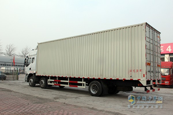 东风柳汽 乘龙 245马力6x2 9.6m厢式载货车