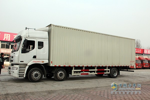 东风柳汽 乘龙 245马力6x2 9.6m厢式载货车