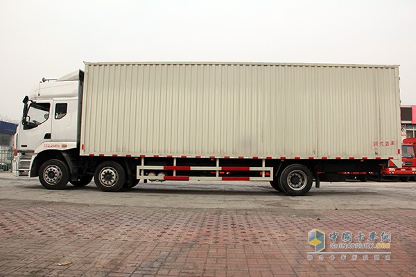 东风柳汽 乘龙 245马力6x2 9.6m厢式载货车