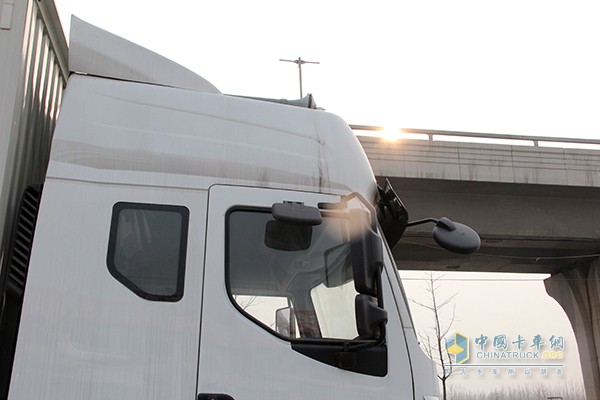 东风柳汽 乘龙 245马力6x2 9.6m厢式载货车