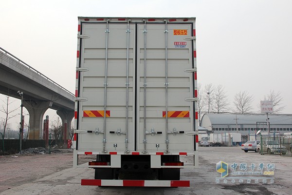东风柳汽 乘龙 245马力6x2 9.6m厢式载货车