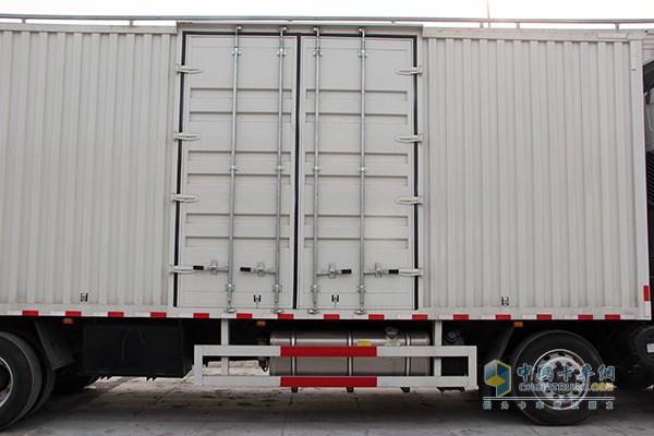 东风柳汽 乘龙 245马力6x2 9.6m厢式载货车