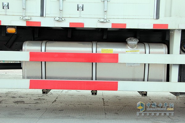 东风柳汽 乘龙 245马力6x2 9.6m厢式载货车