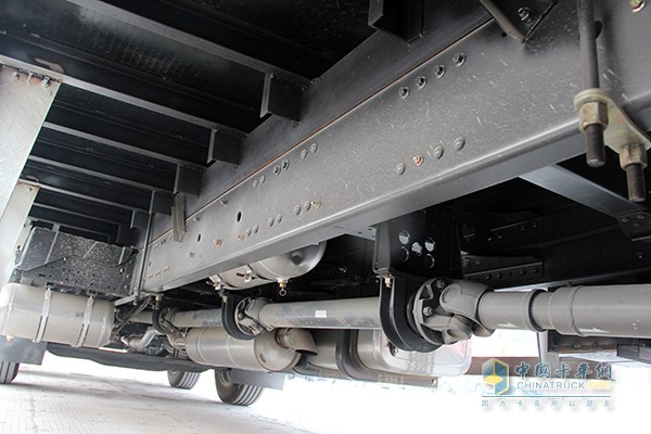 东风柳汽 乘龙 245马力6x2 9.6m厢式载货车