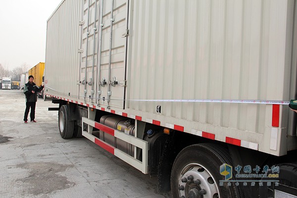 东风柳汽 乘龙 245马力6x2 9.6m厢式载货车