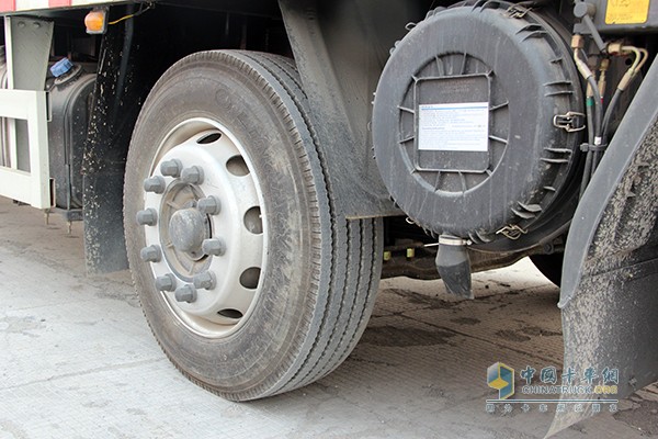 东风柳汽 乘龙 245马力6x2 9.6m厢式载货车