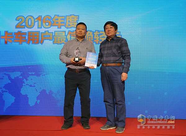  发现信赖中国卡车用户调查暨评选活动颁奖现场，用户为超越轻卡颁奖