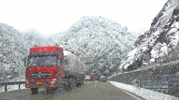 雪天行车需格外注意