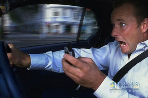 开车使用手机属于严重违法