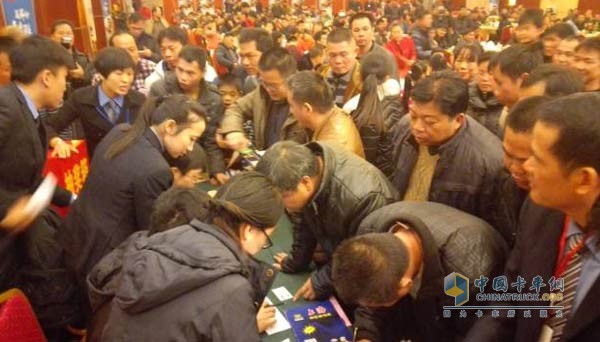 用户将订车区围得水泄不通