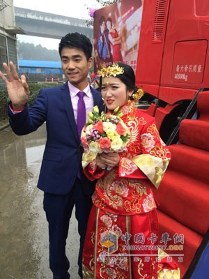 胡先生与新娘在漢风婚车前合影步入幸福的婚姻殿堂