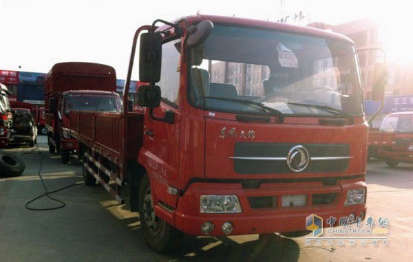 东风天锦中卡160马力4x2载货车