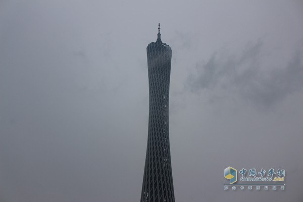 雨中的广州塔