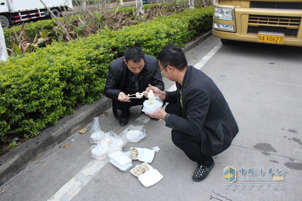 周开胜（左）与同伴张淇彦在吃早餐