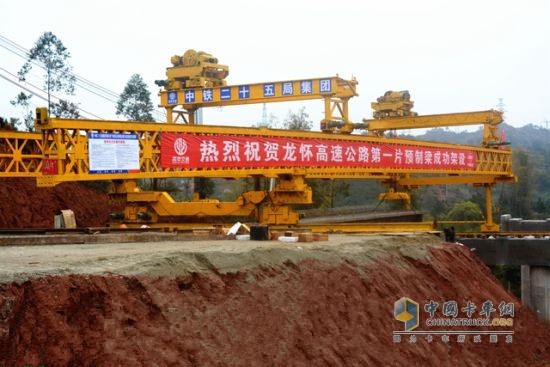 广东最长高速公路成功架设首片箱梁