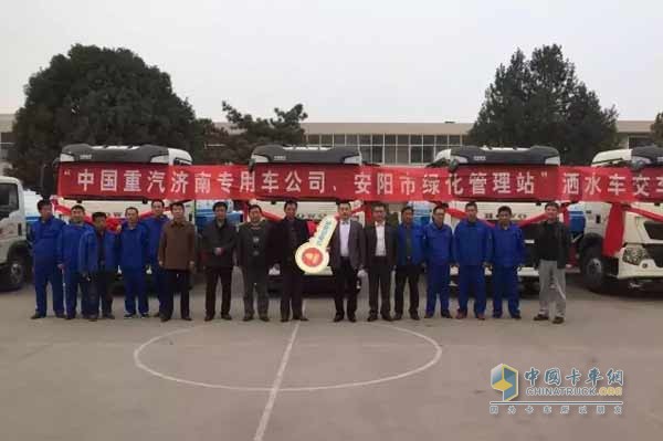 曼技术洒水车交车仪式现场