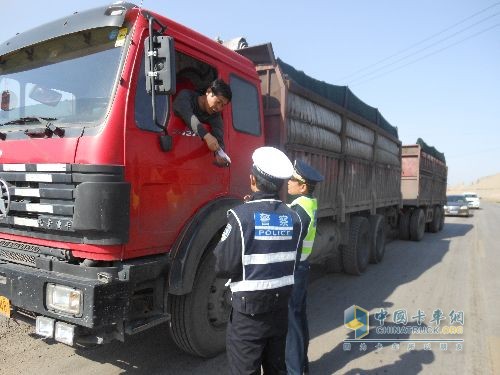 河南集中警力异地执法严查超限超载运输