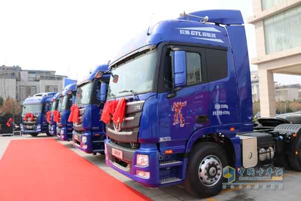 全新一代欧曼GTL超能版危化运输车交付现场