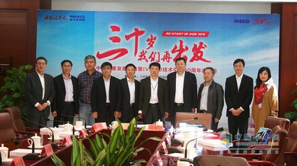 南维柯与媒体合影
