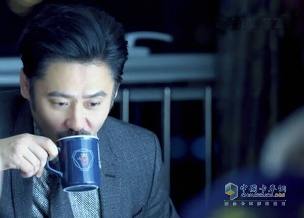 吴秀波用印有斯堪尼亚logo的马克杯喝水