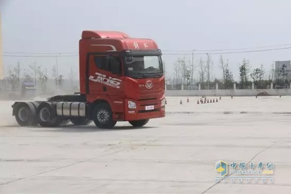JH6推介会现场用户试乘试驾
