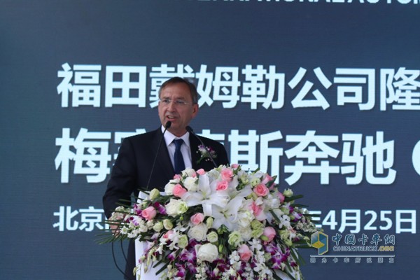 【福田戴姆勒汽车制造与物流副总裁郝汉龙讲解梅赛德斯—奔驰OM457发动机】