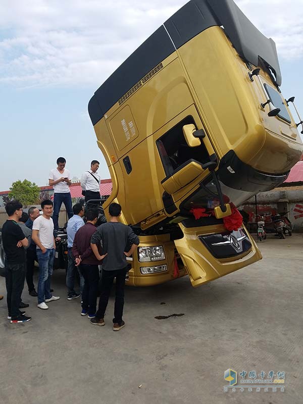 天龙旗舰用户交车现场