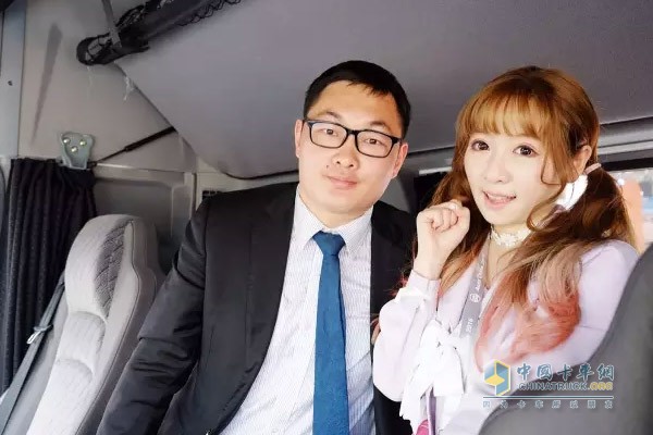 美女主播和专业讲解员一同直播讲解福田戴姆勒