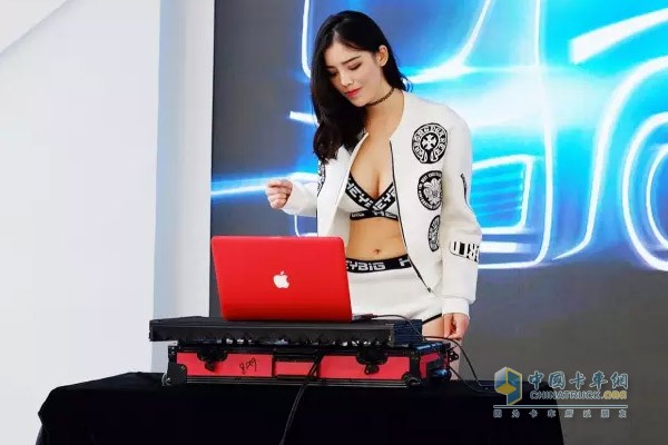 热辣美女将福田戴姆勒展台引向高潮