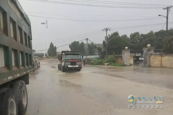 一台斯堪尼亚3系在雨中迎面朝我们飞驰而来