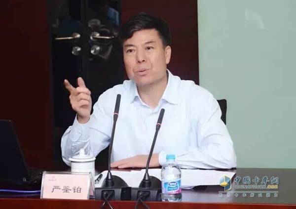 严鉴铂董事长发表演讲