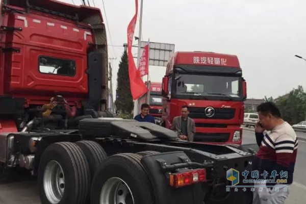 陕汽黄金版牵引车和轻量化载货车720°绕车讲解