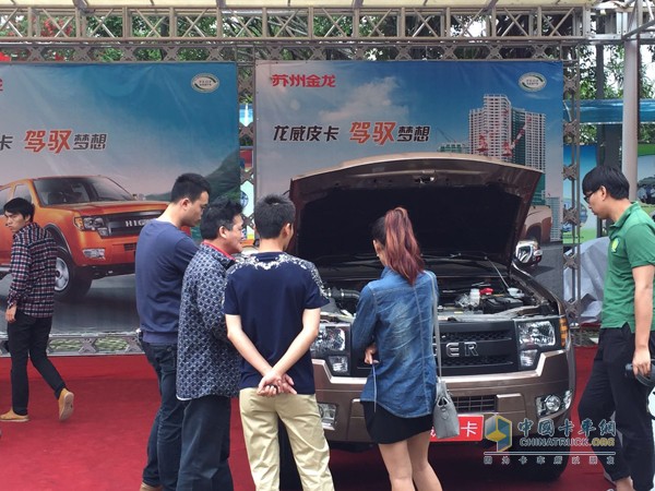 客户仔细查看海格龙威皮卡海鲜运输车