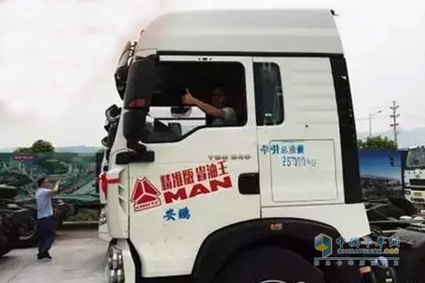中国重汽T5G 6×2牵引车