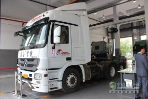 奔驰Actros 2648 6×2卡车荣耀亮相 暨利星行商用车昆山总部开业