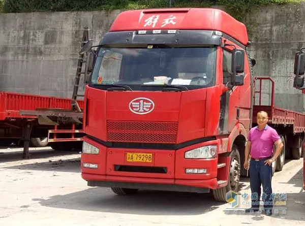 重庆耀航物流副总经理李福林先生和公司旗下的解放卡车合影