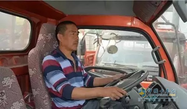杜师傅正在驾驶搭载云内YN38CRD1发动机的东风福瑞