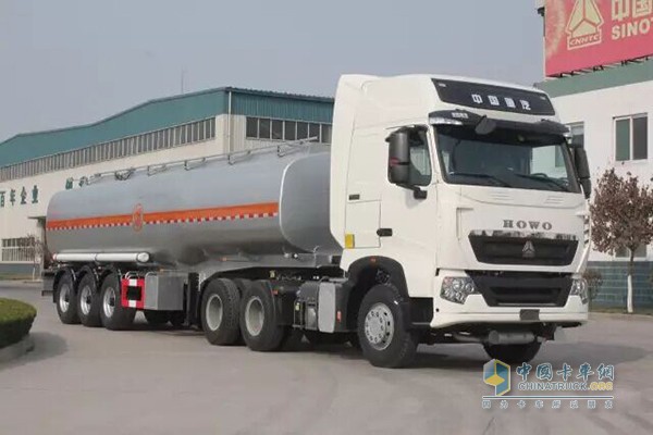 中国重汽济南公司三轴半挂运油车
