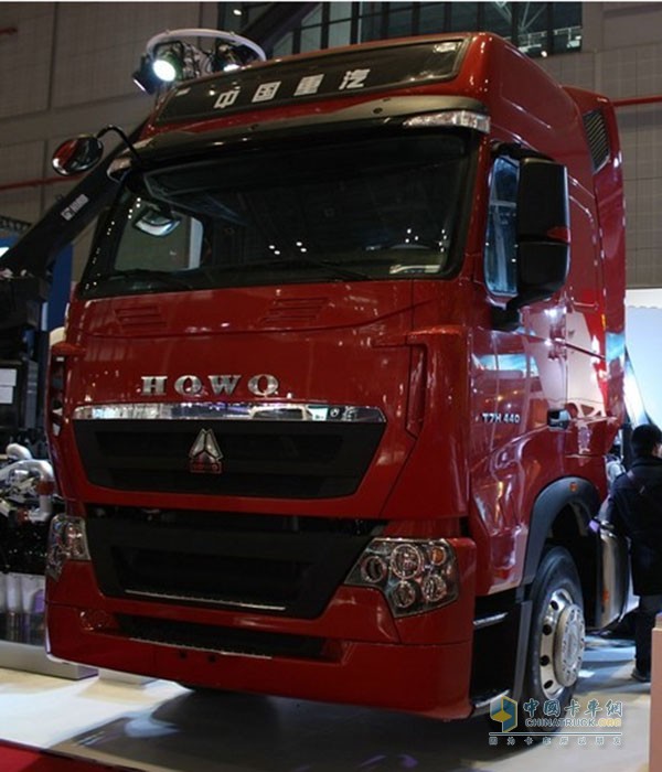 重汽HOWOT7 6×2牵引车