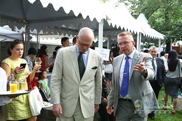沃尔沃集团中国区总裁克劳斯先生（右）与瑞典驻华大使罗睿德先生（左）出席瑞典国庆日庆典