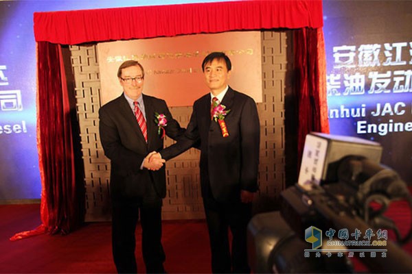 纳威司达亚太总裁特洛伊•克拉克与江淮汽车董事长安进合影
