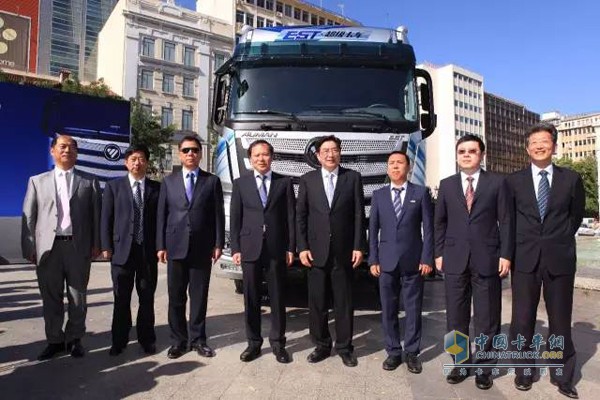 北京市领导与中国互联网超级卡车全球创新联盟主要成员  在欧曼EST前合影留念