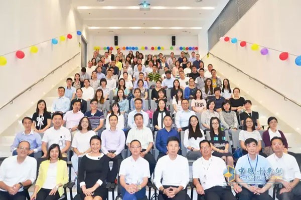 全体与会人员