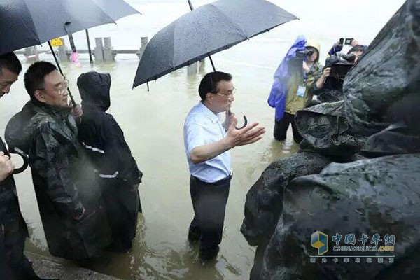总理站在水中指挥救灾