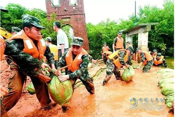 人民子弟兵奋斗在抗洪一线