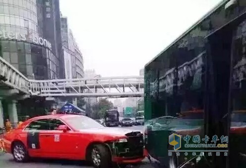 大型客车、公交：遮挡视线