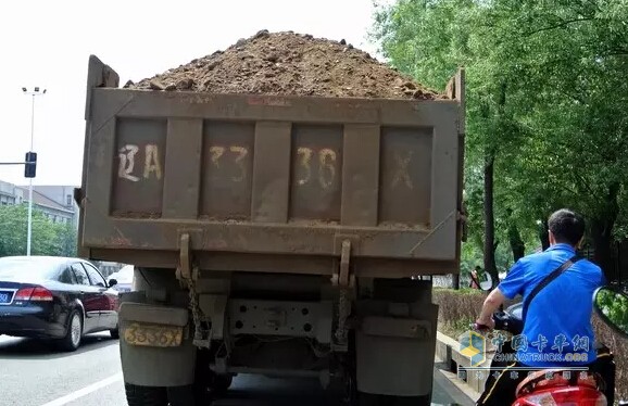 满载的大货车：严重遗撒，盲区很大